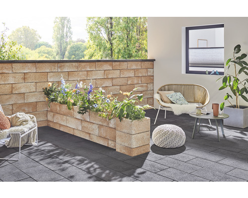 Balkon met muren van plantenbakstenen, zitplaatsen en planten