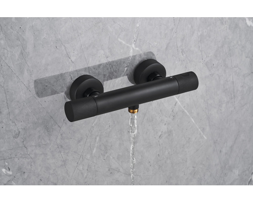 Zwarte douchethermostaat met waterstroom