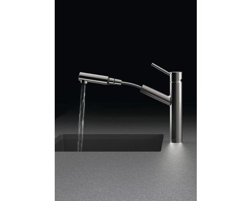 Keukenkraan met uittrekbare sproeier op de gootsteen met water