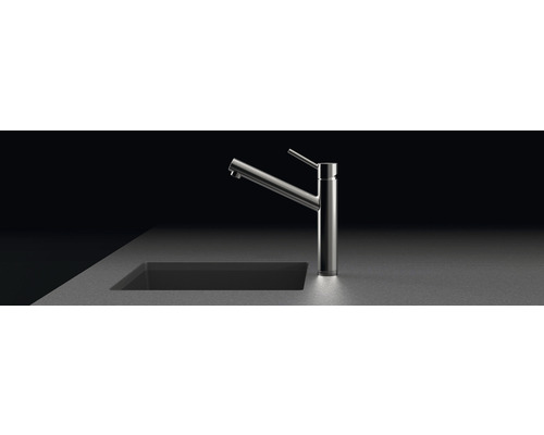 Metalen keukenkraan met spoelbak