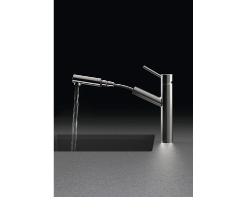 Keukenkraan met uittrekbare handdouche bij de gootsteen