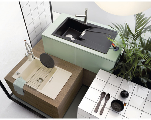 Keukenscène met twee wastafels in verschillende kleuren en materialen, plus planten ter decoratie