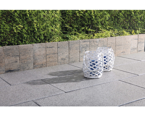 DIEPHAUS Universele steen iUni Beton schelpkalk 30x15x4,5 cm Scene met bestrating, gazonranden en decoratieve lantaarns in de tuin.