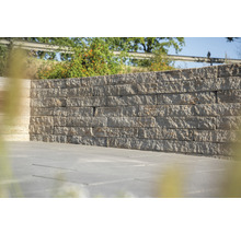 Muur van betonstenen buitenshuis