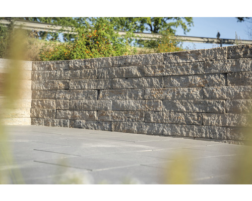 Muur van betonstenen buitenshuis