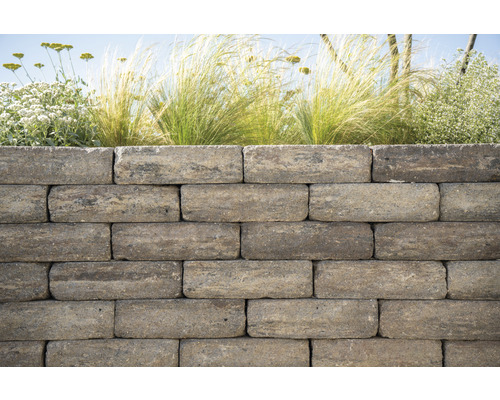 Gestapelde tuinmuurstenen met beplanting