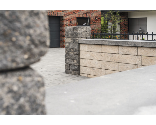 Tuinmuur van betonstenen met muurkolom