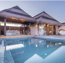 Zwembad met rieten hutten en buitenzitplaatsen