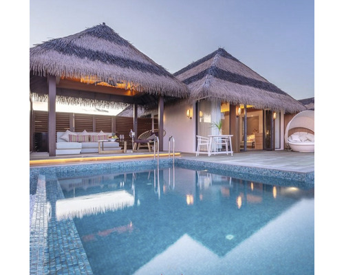 Zwembad met rieten hutten en buitenzitplaatsen