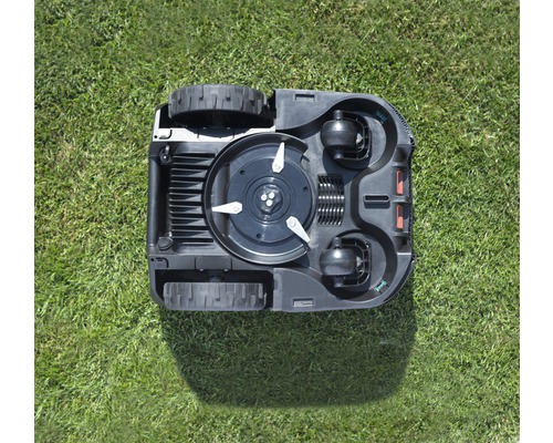 Bovenaanzicht van een robotmaaier op gras