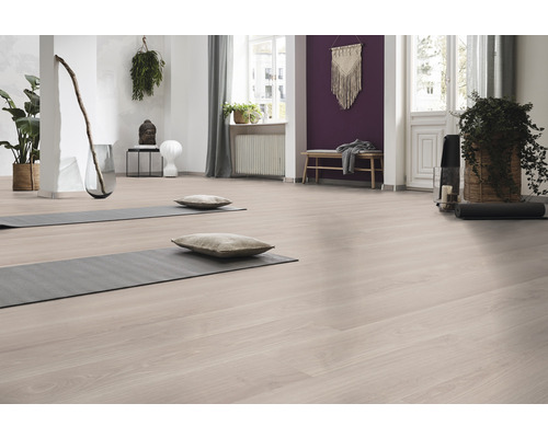 Lichte ruimte met laminaatvloer, yogamatten en decoraties voor yoga en meditatie