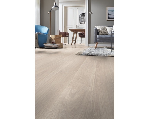 Lichte houten vloer in een woonkamer met meubels