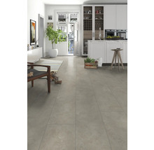 Lichte woonkamer met tegelvloer, keuken en decoratie