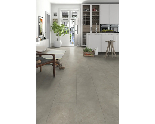 Lichte woonkamer met tegelvloer, keuken en decoratie
