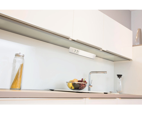 Keukenscène met witte kasten, gootsteen en keukengerei