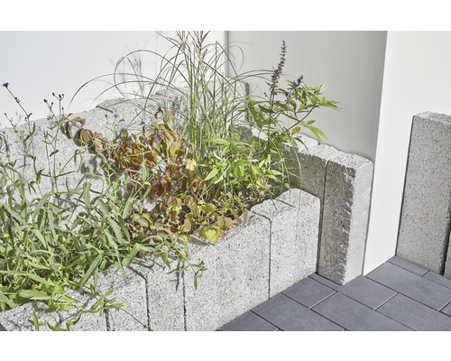 Verhoogde tuinbak gemaakt van betonstenen met beplanting