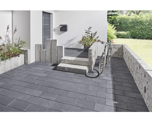 Entree met bestrating, muur en trap van steen