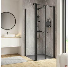 Badkamer met douchecabine met zwart frame, wastafel en spiegel