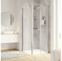 Moderne badkamer met douche, wastafel en spiegel