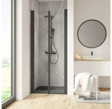 Badkamer met douchewand, douchesysteem en ronde spiegel