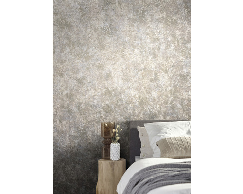 Slaapkamer met behang met patroon in used look en nachtkastje