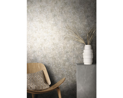 Decoratief interieur met stoel, kussen, vaas en abstract gemusterede wand