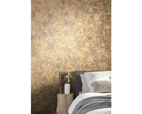 Slaapkamer met patroonbehang, bed en nachtkastje