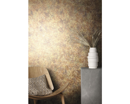 Decoratieve kamer met een gemust behang, een stoel met kussen en een vaas op een sokkel.