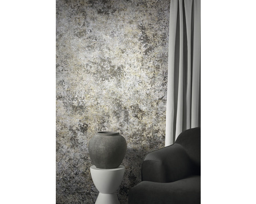 Decoratief interieur met gemust behang, vaas op een voetstuk en een fauteuil