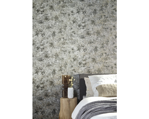 Slaapkamer met behang met motief, bed en houten bijzettafel