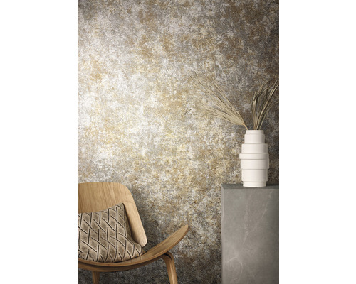 Decoratief interieur met stoel, kussen, vaas en abstracte wanddecoratie