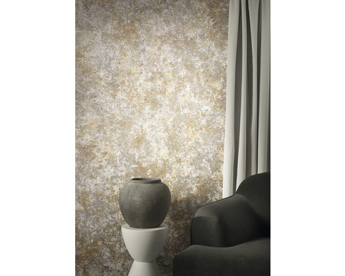 Woonkamer met patroonbehang, vaas en fauteuil