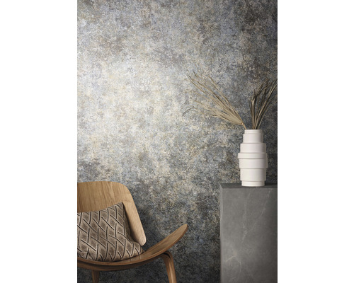 Decoratief interieur met stoel, kussen, bloemenvaas en wand met patroon