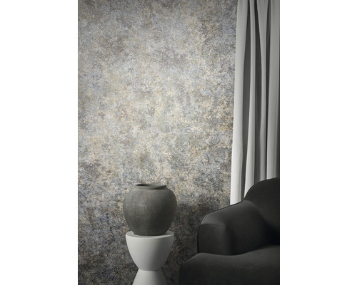 Kamerweergave met patroonbehang, vaas en fauteuil