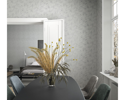 Interieurbeeld met eettafel, stoelen en uitzicht op een slaapkamer