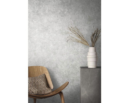 Decoratief interieur met stoel, kussen, vaas en sierplanten voor een gestructureerde wand