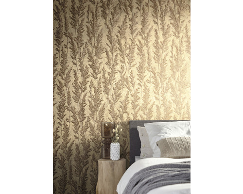 Slaapkamer met patroonbehang en nachtkastje