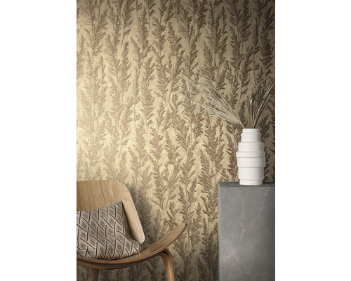 Close-up van een muur met behang met bloemmotief, een stoel en een vaas