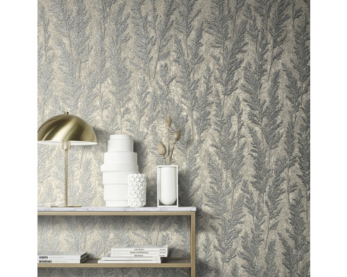 Decoratieve kamer met een behang met plantenmotief.