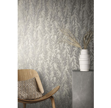Kamerweergave met gestructureerd behang met plantmotief, een houten stoel en een witte vaas.