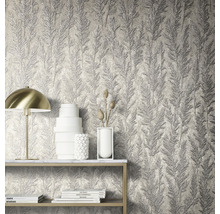 Close-up van een muur met behang met bladmotief en decoratieve elementen op een plank