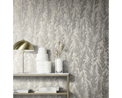 Close-up van een muur met behang met bladmotief en decoratieve elementen op een plank