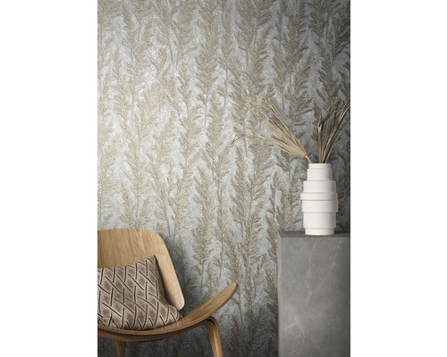 Kamer met een behang met plantenmotief, een houten stoel met kussen en een vaas met decoratie