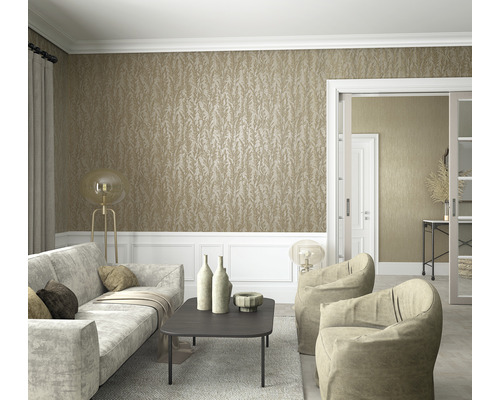 Woonkamer met patroonbehang en meubels