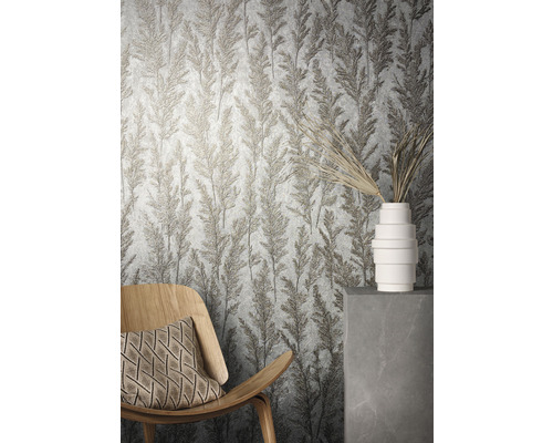 Scene met behang met patroon, houten stoel en decoratieve vaas