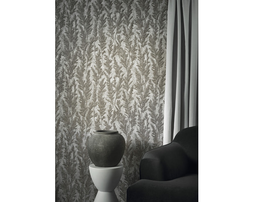 Scene met patroonbehang, vaas en bank