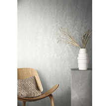 Scene met patroonbehang, houten stoel en decoratieve vaas