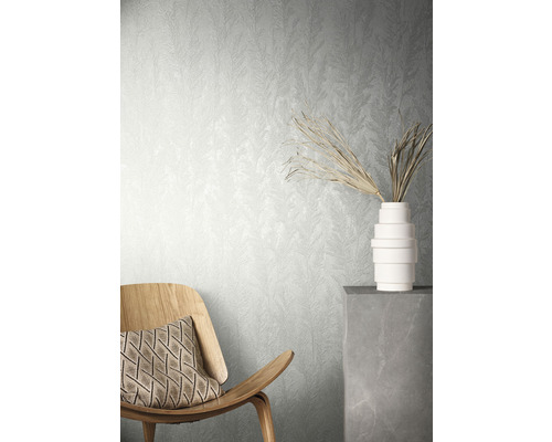 Scene met patroonbehang, houten stoel en decoratieve vaas