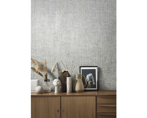 Lichte kamer met textielbehang, dressoir en decoraties