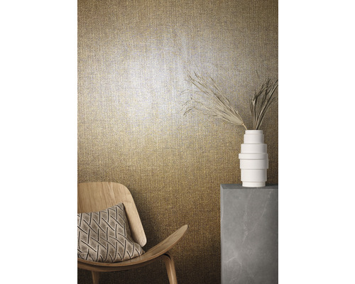 Decoratief interieur met gestructureerd behang, stoel, kussen en vaas